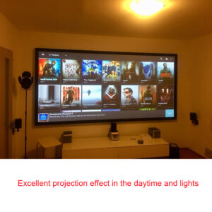 Écran de projection en tissu tendu pour cinéma maison, vue de face