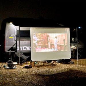 Écran de projection extensible pour camping-car, vue de trois quarts