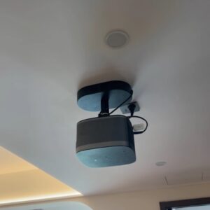 Support vidéoprojecteur plafond à plateau et adaptateur caché, detail