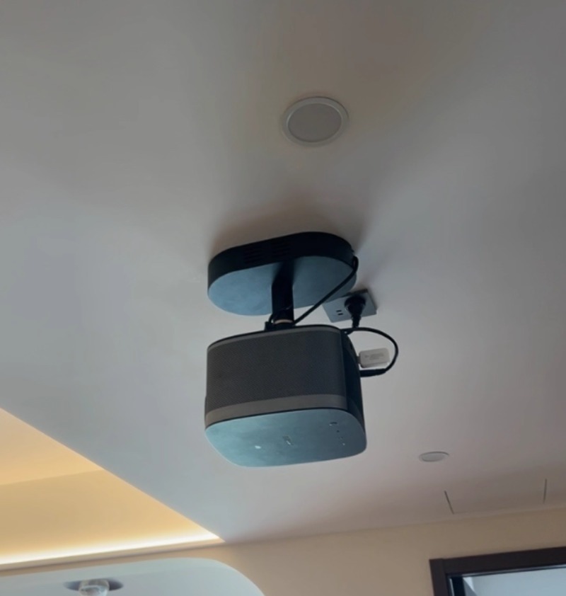 Support vidéoprojecteur plafond à plateau et adaptateur caché, detail